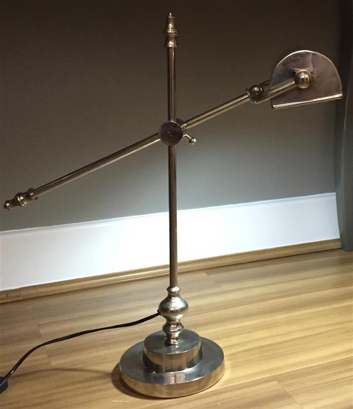Luminária de Mesa de Metal